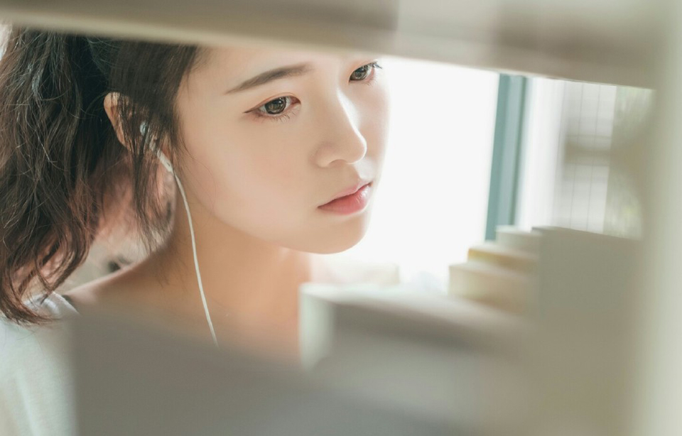 “原本我也如此认为。”诸葛亮摇头道：“但关中能够如此轻易兵不血刃拿下成都，皆是此人所谋。”